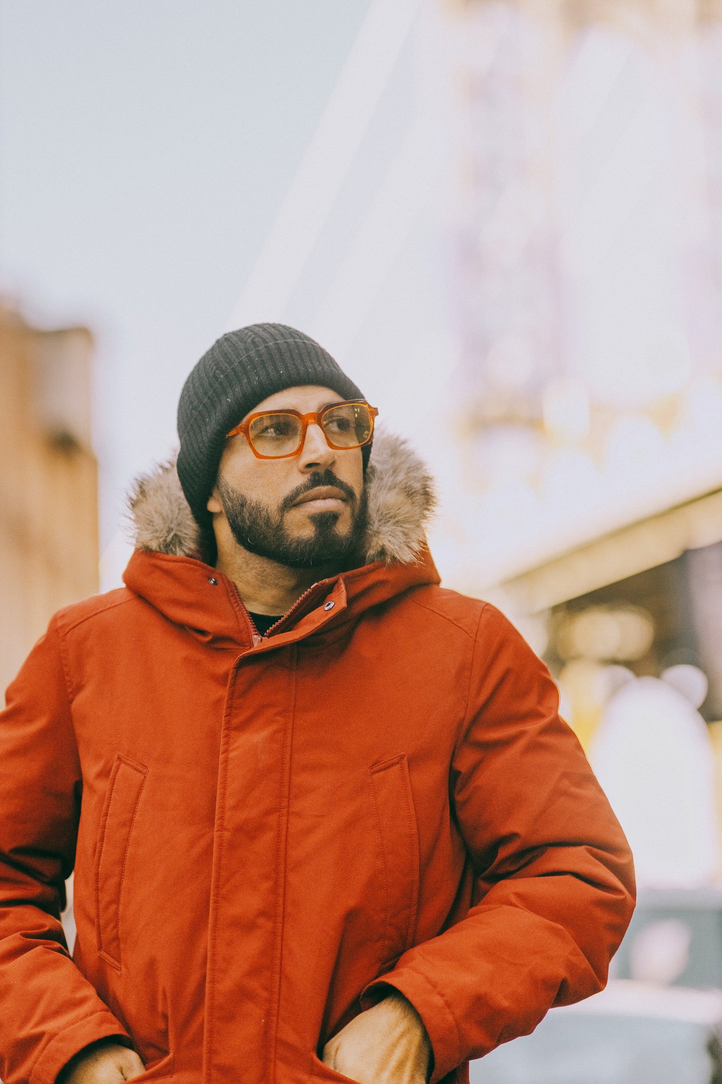 Hombre en NY usando gafas de sol anaranjadas transparentes marca CHE modelo Mirna estilo urbano Puerto Rico