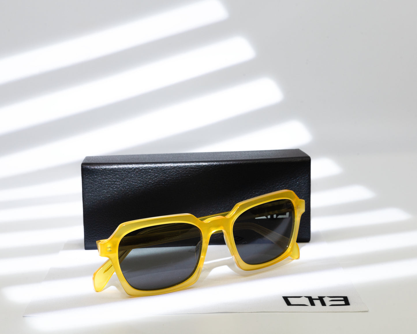 Espejuloes Gafas de sol acetato japonés amarillas transparente sobre mesa con sombras