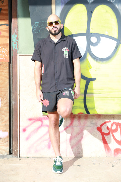 Hombre usando gafas de sol verde oliva transparentes marca CHE modelo Mirna Icon estilo urbano Puerto Rico