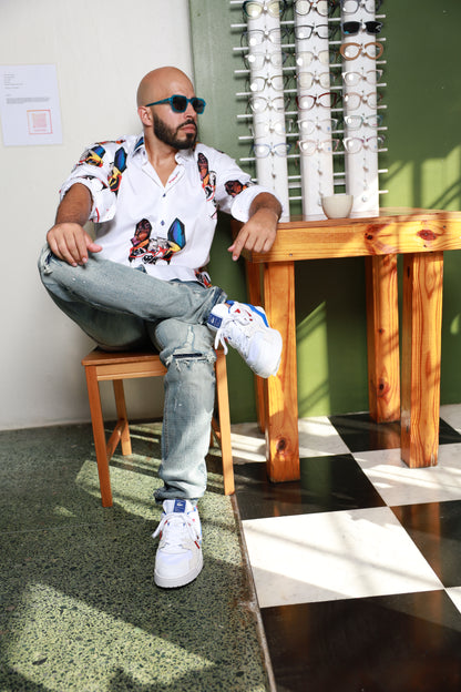 Hombre usando gafas de sol azules transparentes marca CHE modelo Mirna Icon estilo urbano Puerto Rico.