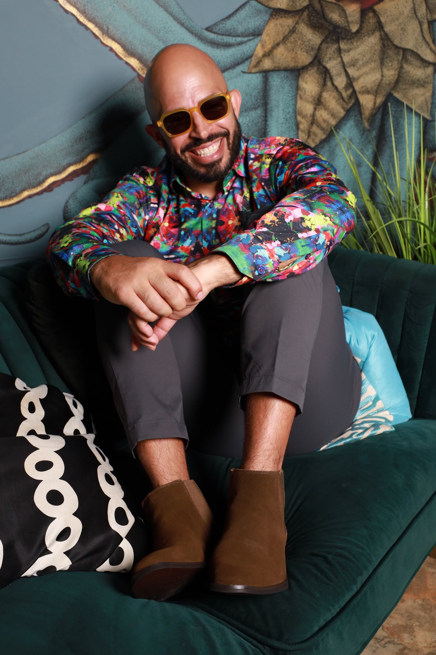 Hombre sonriente usando gafas de sol amarillas transparentes marca CHE modelo Mirna Icon estilo urbano Puerto Rico.